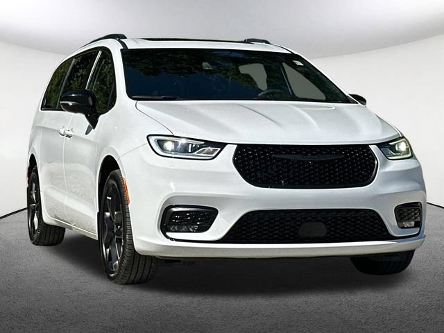 Used 2025 Chrysler Pacifica Limited AWD/4WD image 2
