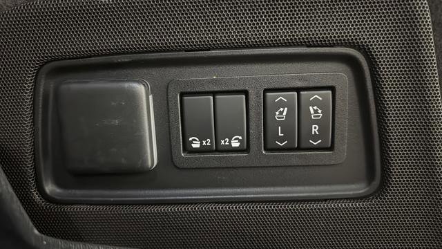 Used 2022 Cadillac Escalade ESV Premium Luxury AWD/4WD image 30