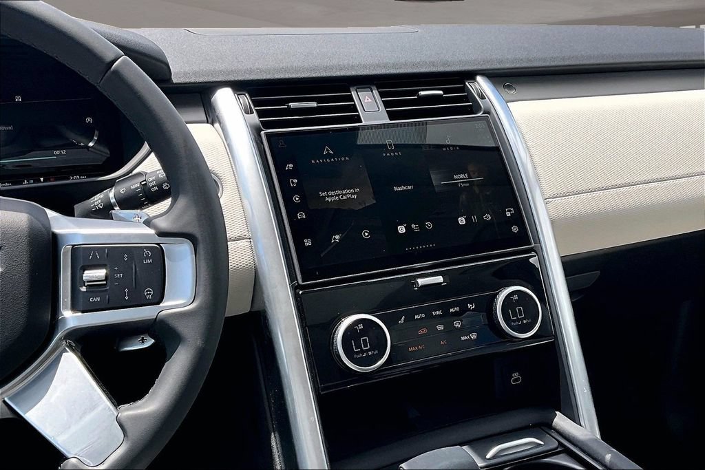 Certified 2025 Land Rover Discovery Dynamic SE AWD/4WD image 6