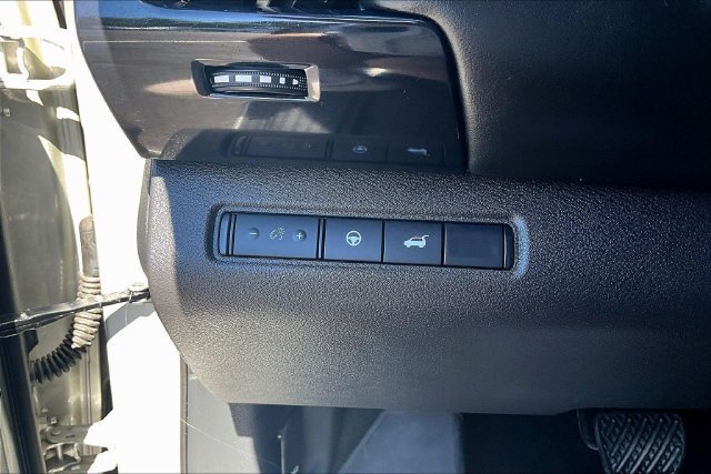 Used 2025 Nissan Pathfinder SV AWD/4WD image 15