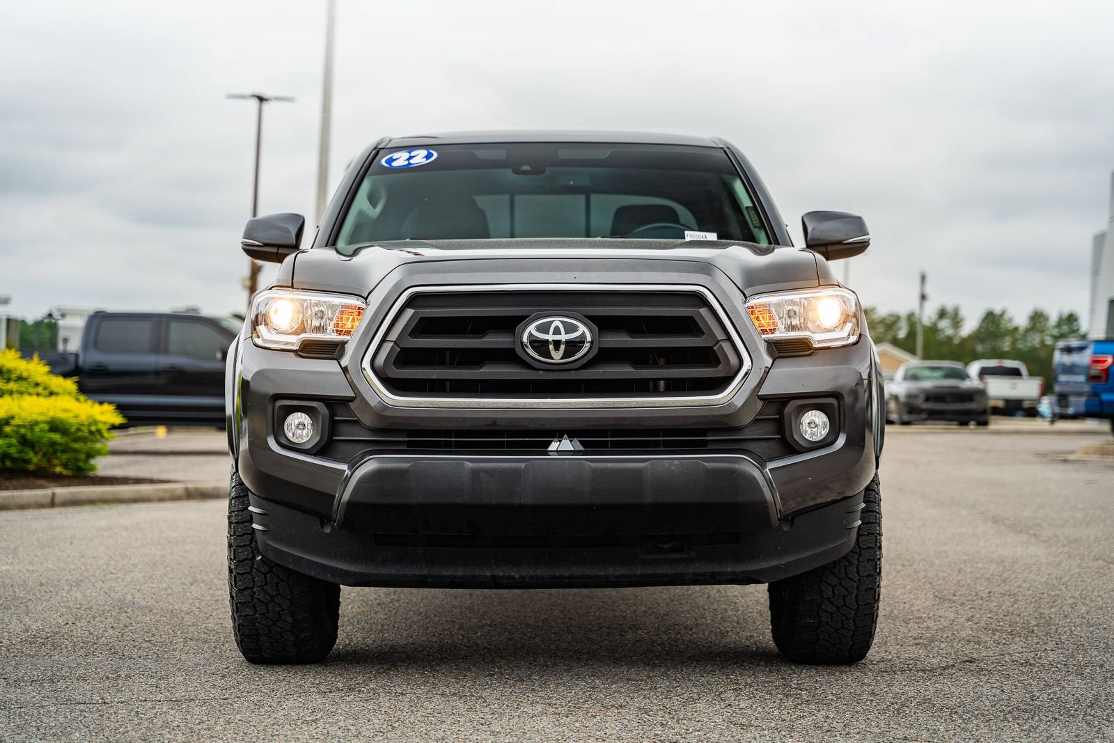 Used 2022 Toyota Tacoma SR5 w/ Technology Package RWD image 2