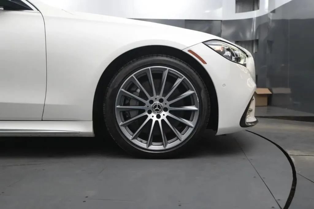 Used 2022 Mercedes-Benz S 580 4MATIC Sedan w/ AMG Line Package image 18