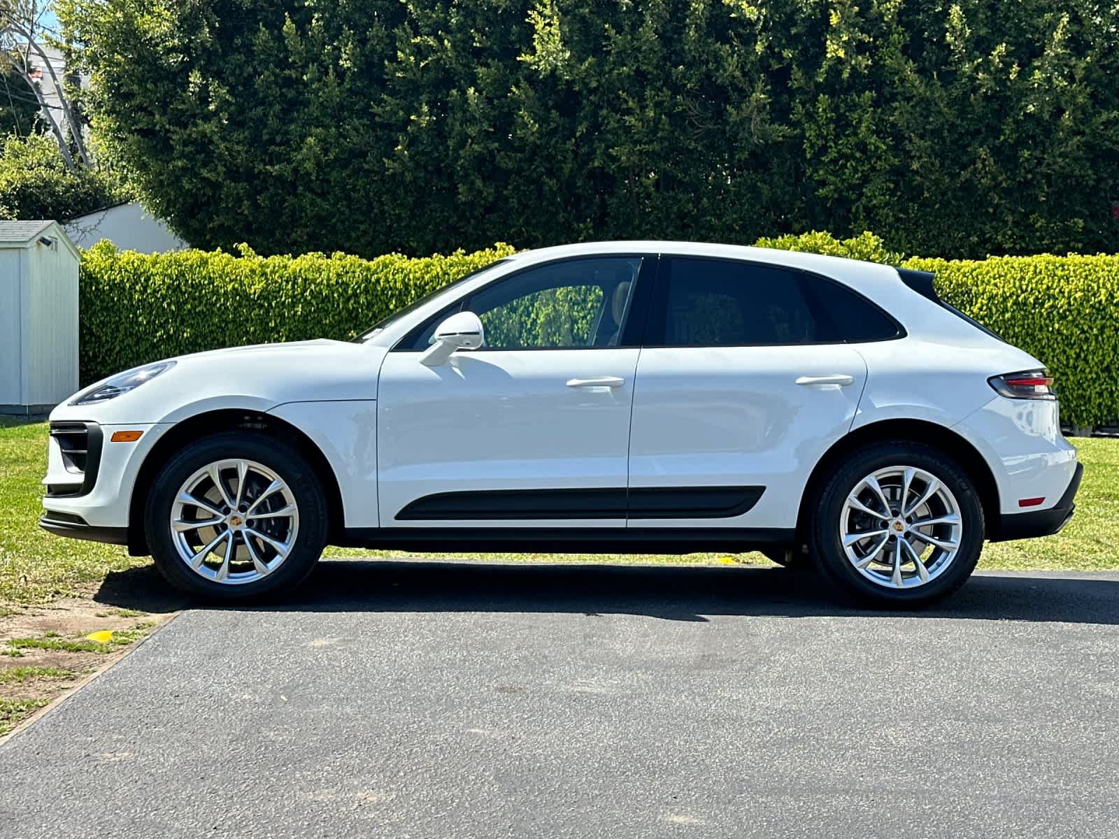 Certified 2025 Porsche Macan AWD/4WD image 2
