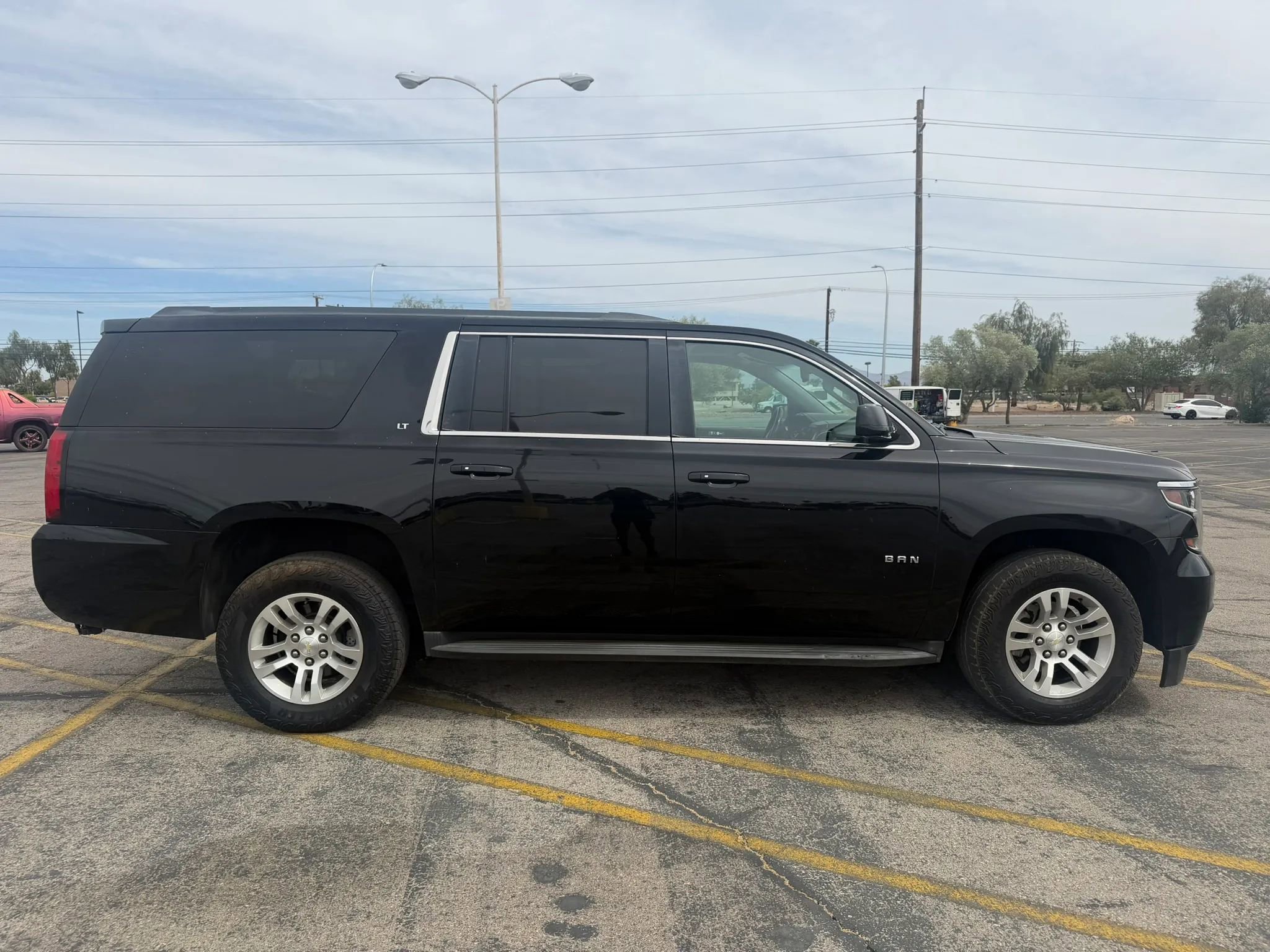 Used 2016 Chevrolet Suburban LT RWD image 7