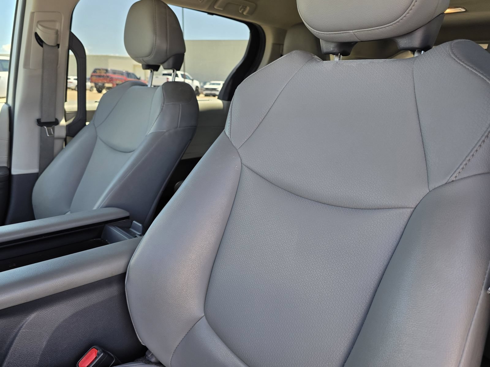 Used 2021 Toyota Sienna XLE FWD image 21