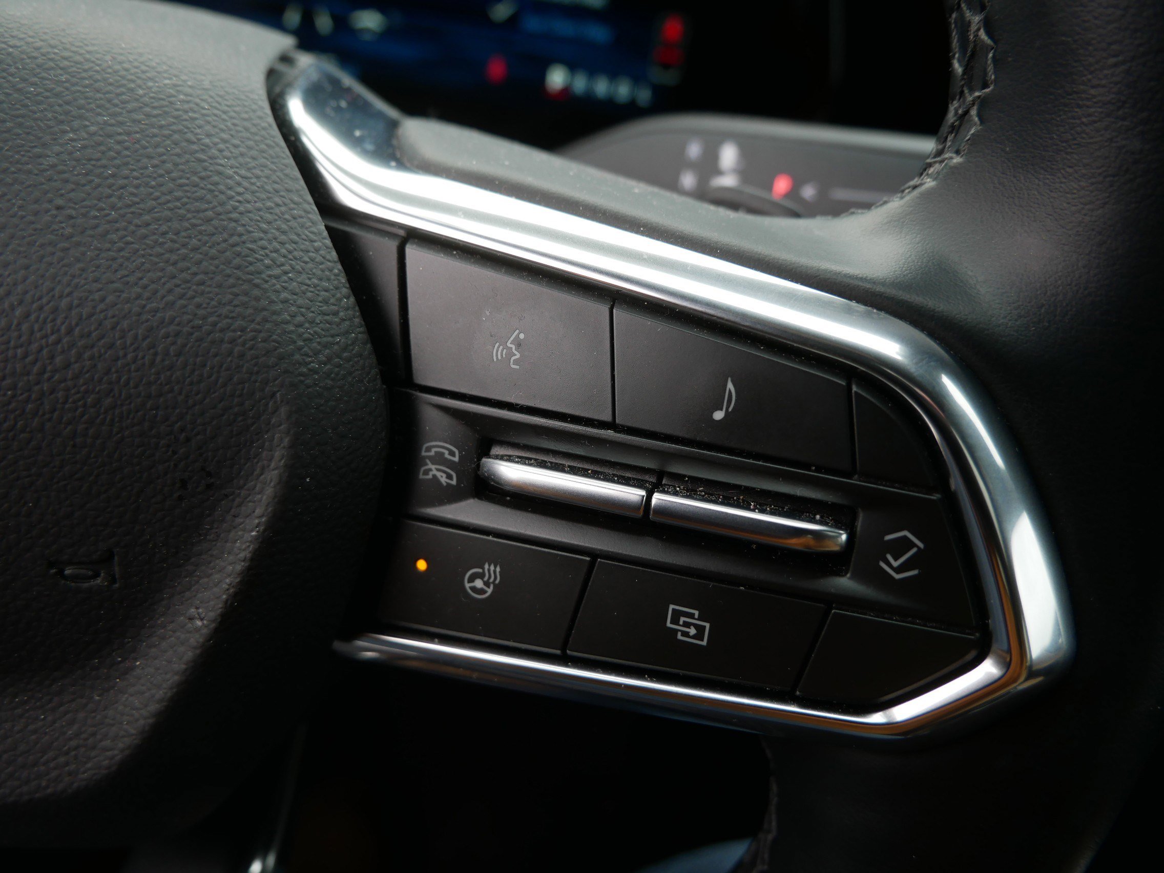 Used 2025 Chevrolet Equinox ACTIV w/ Safety and Technology Package image 25