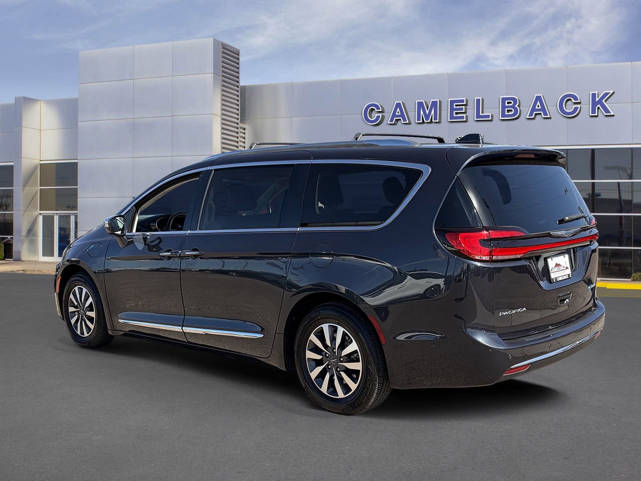 Used 2021 Chrysler Pacifica Limited w/ Uconnect Theater Family Group FWD image 4