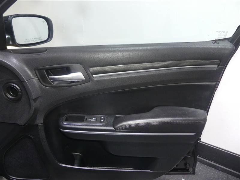 Used 2018 Chrysler 300 Touring w/ Driver Convenience Group AWD/4WD image 18