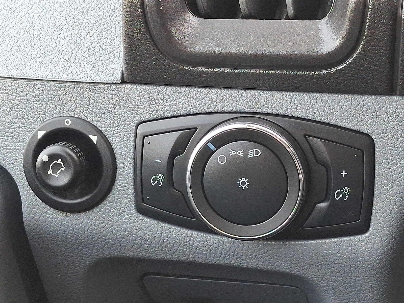 Certified 2019 Ford Transit 250 130 Low Roof w/ Exterior Upgrade Package image 23