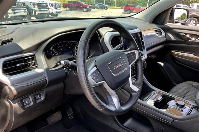 Used 2023 GMC Acadia SLE image 17