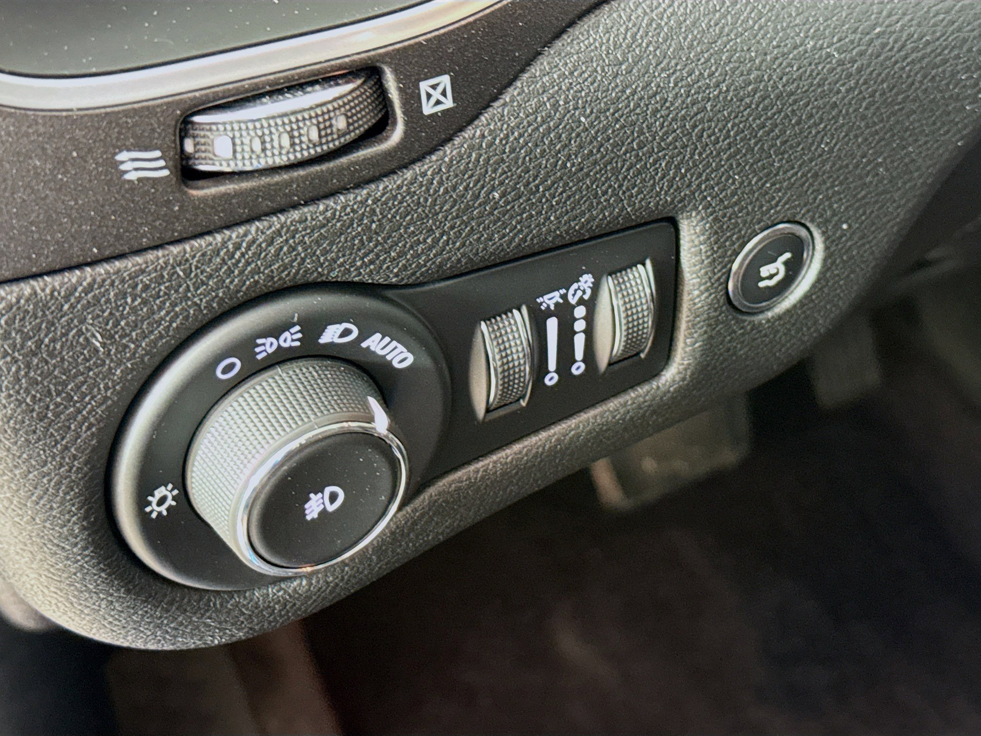 Used 2019 Jeep Cherokee Trailhawk w/ Comfort/Convenience Group AWD/4WD image 9