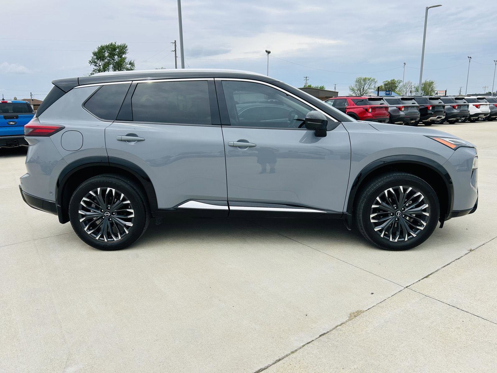 Used 2024 Nissan Rogue Platinum image 41