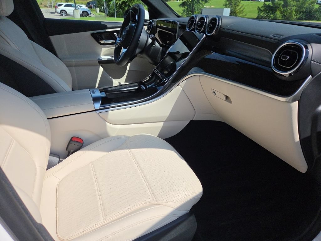 Used 2025 Mercedes-Benz GLC 300 image 12