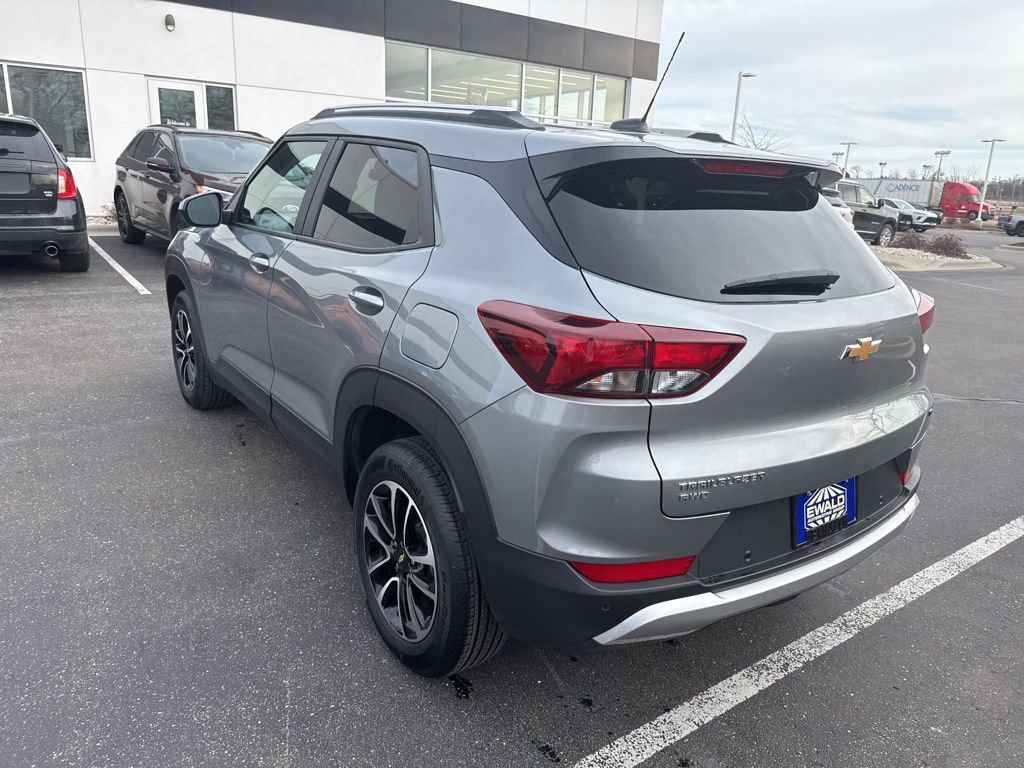 Used 2025 Chevrolet TrailBlazer LT w/ Driver Confidence Package image 5