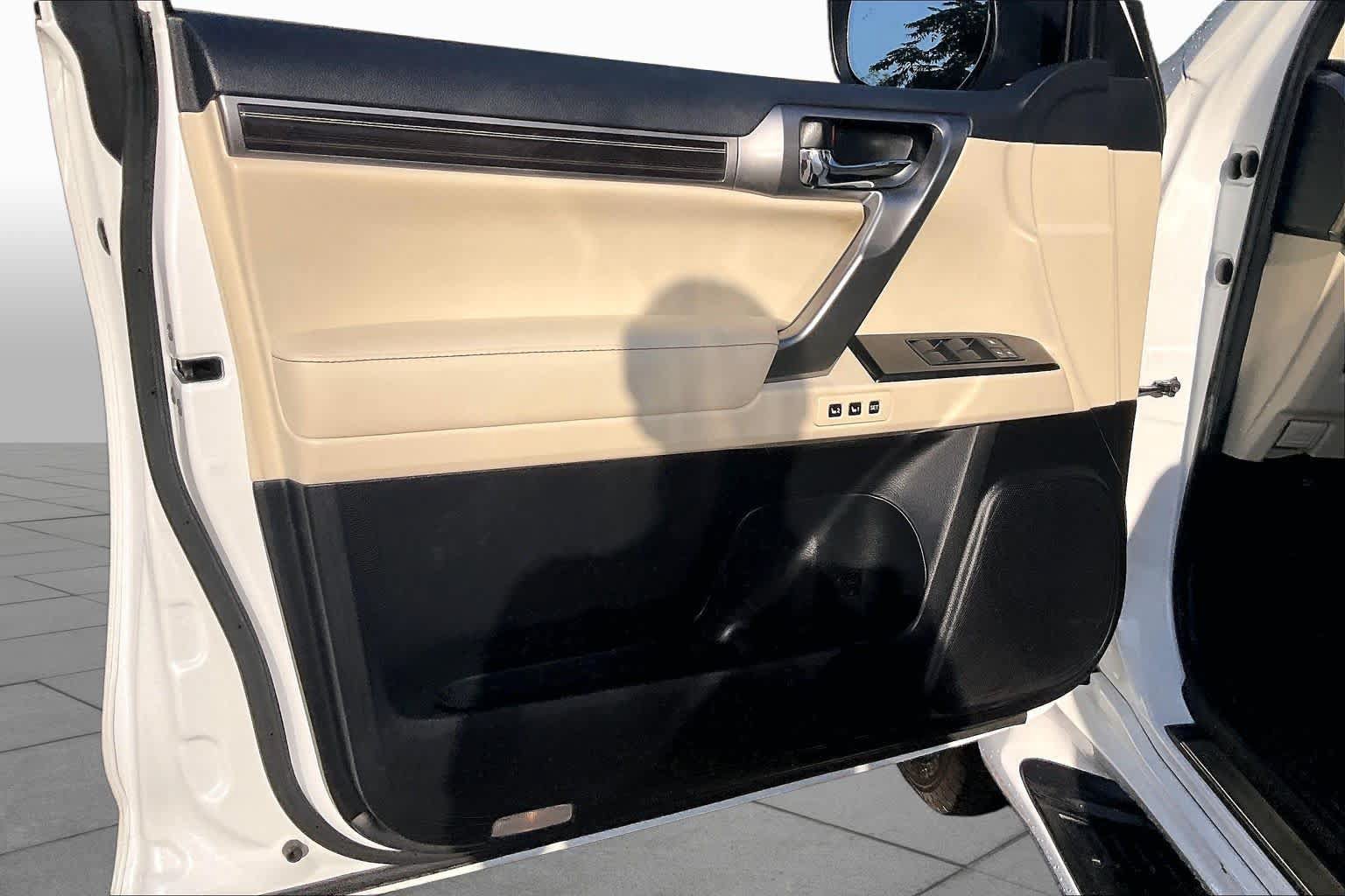 Used 2022 Lexus GX 460 Luxury w/ Sport Design Package AWD/4WD image 22