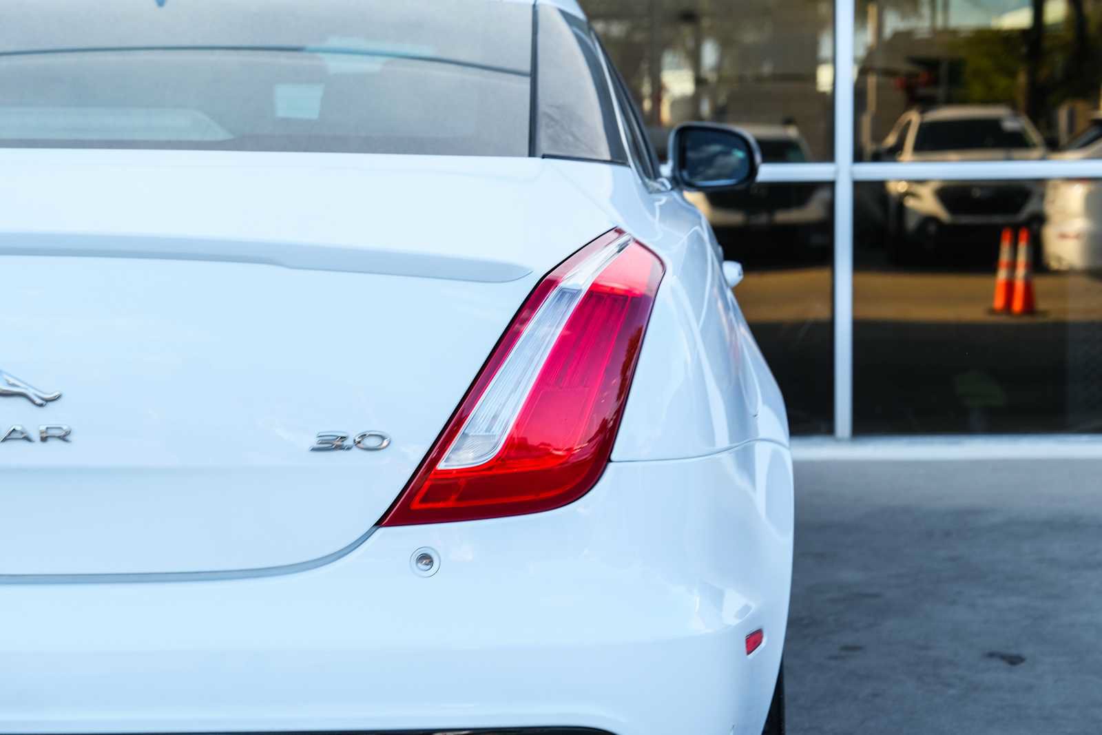 Used 2017 Jaguar XJ R-Sport RWD image 13