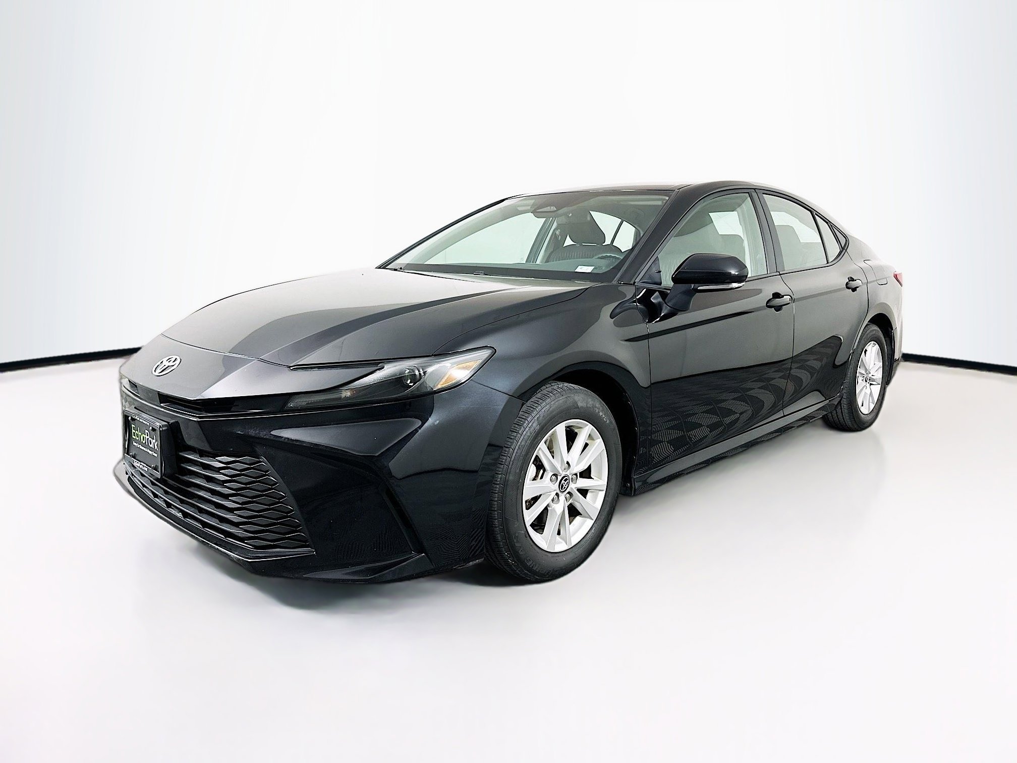 Used 2025 Toyota Camry LE image 3