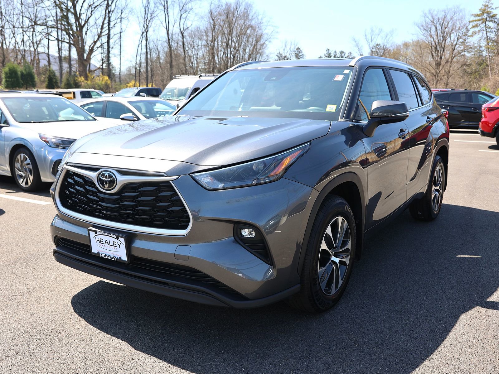 Used 2023 Toyota Highlander XLE image 3