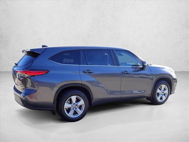 Used 2023 Toyota Highlander LE FWD image 4