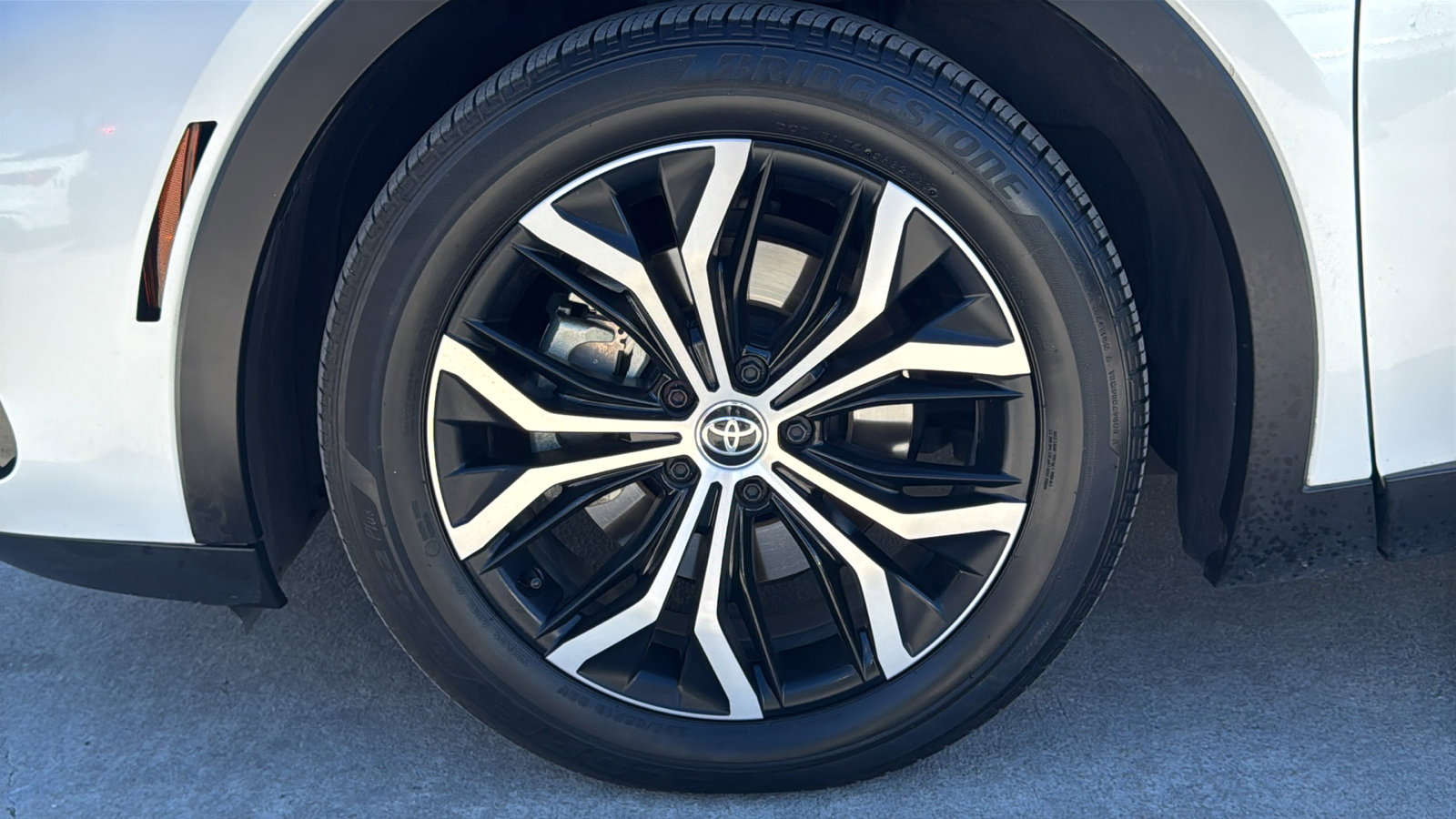 Used 2023 Toyota Crown Limited image 32