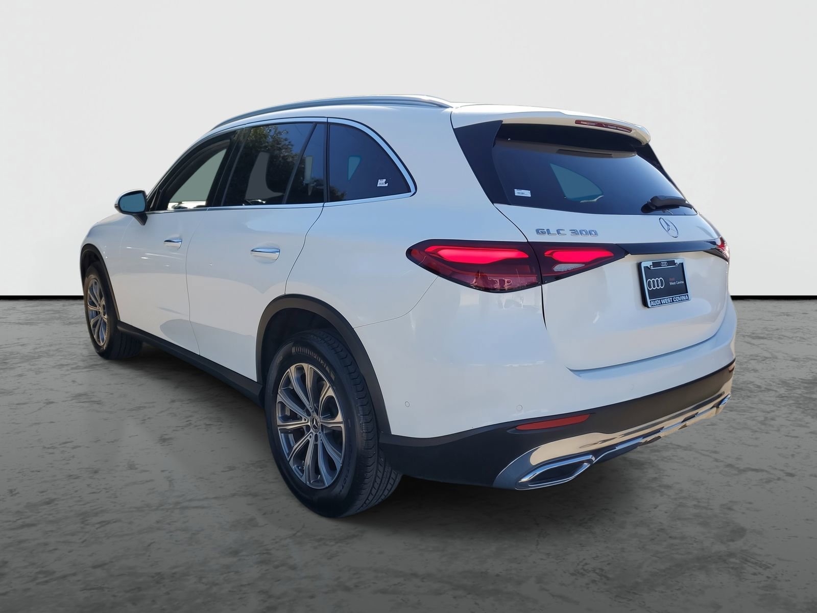 Used 2024 Mercedes-Benz GLC 300 image 3