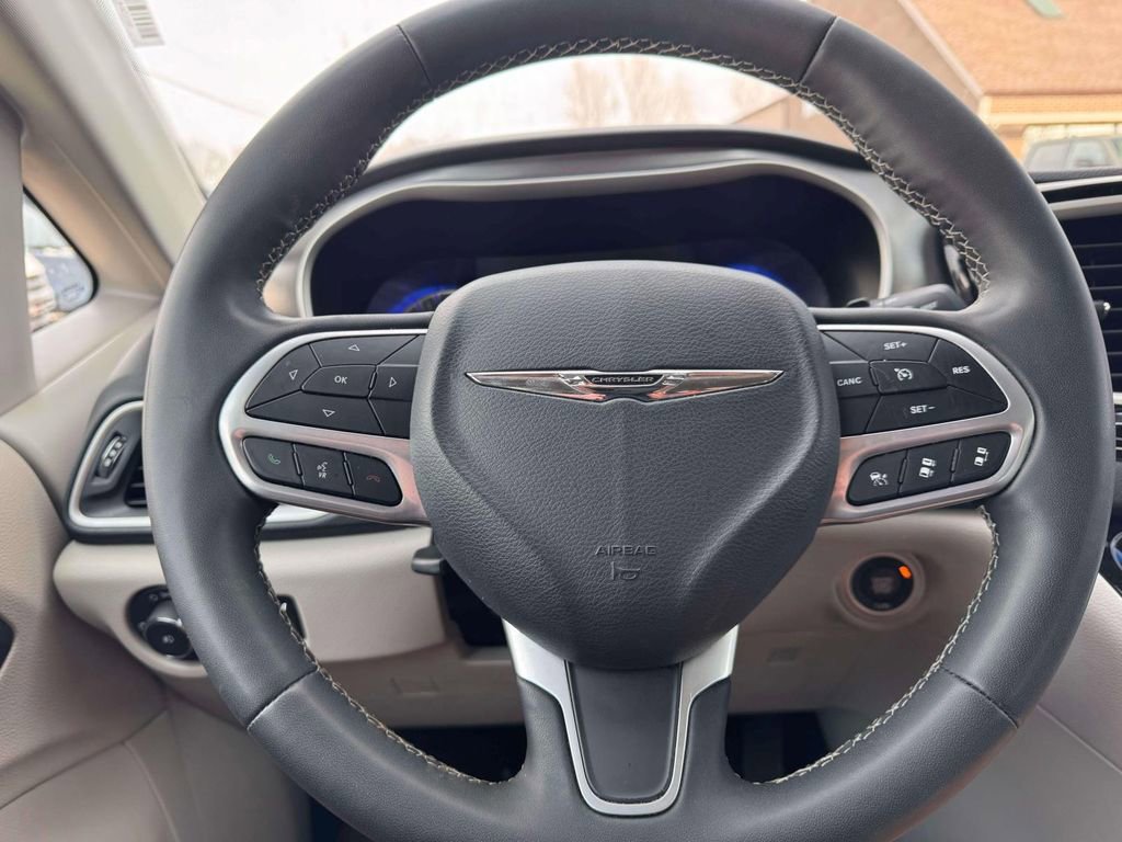 Used 2023 Chrysler Pacifica Touring-L image 17