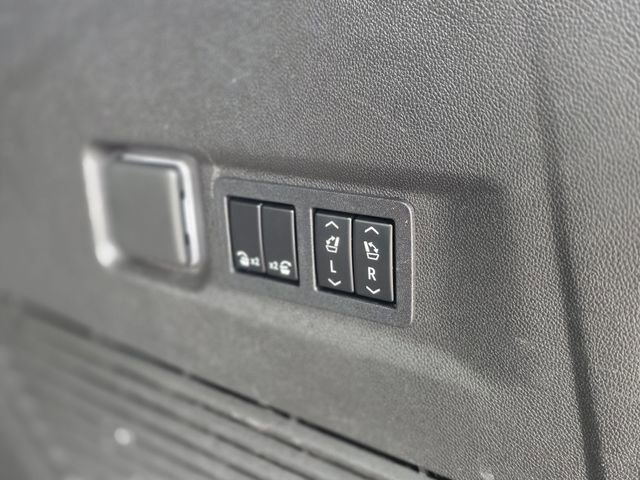 Used 2022 Chevrolet Suburban Z71 w/ Luxury Package AWD/4WD image 15