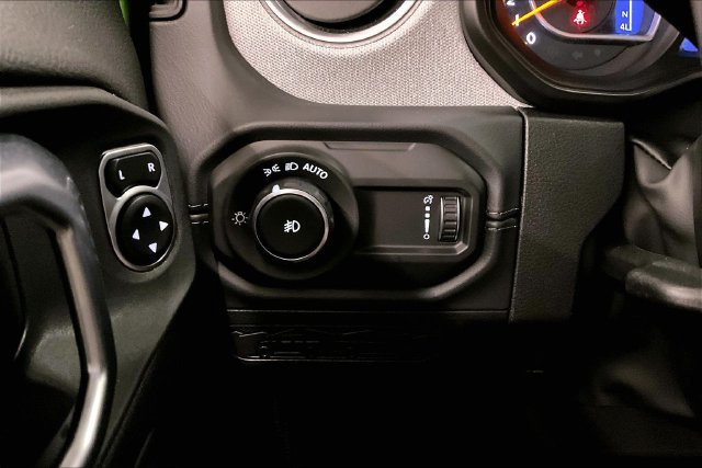 Used 2026 Jeep Wrangler Unlimited Sahara w/ Technology Group AWD/4WD image 37