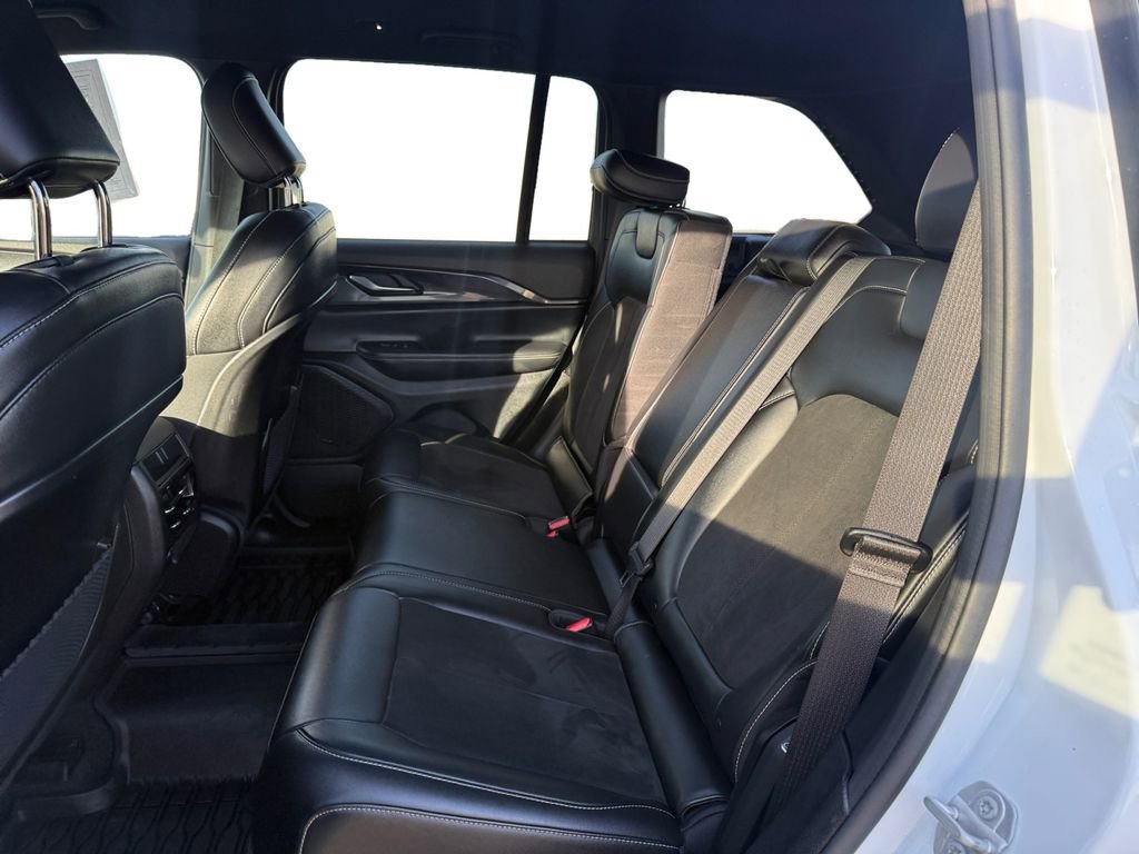 Used 2023 Jeep Grand Cherokee Altitude image 16