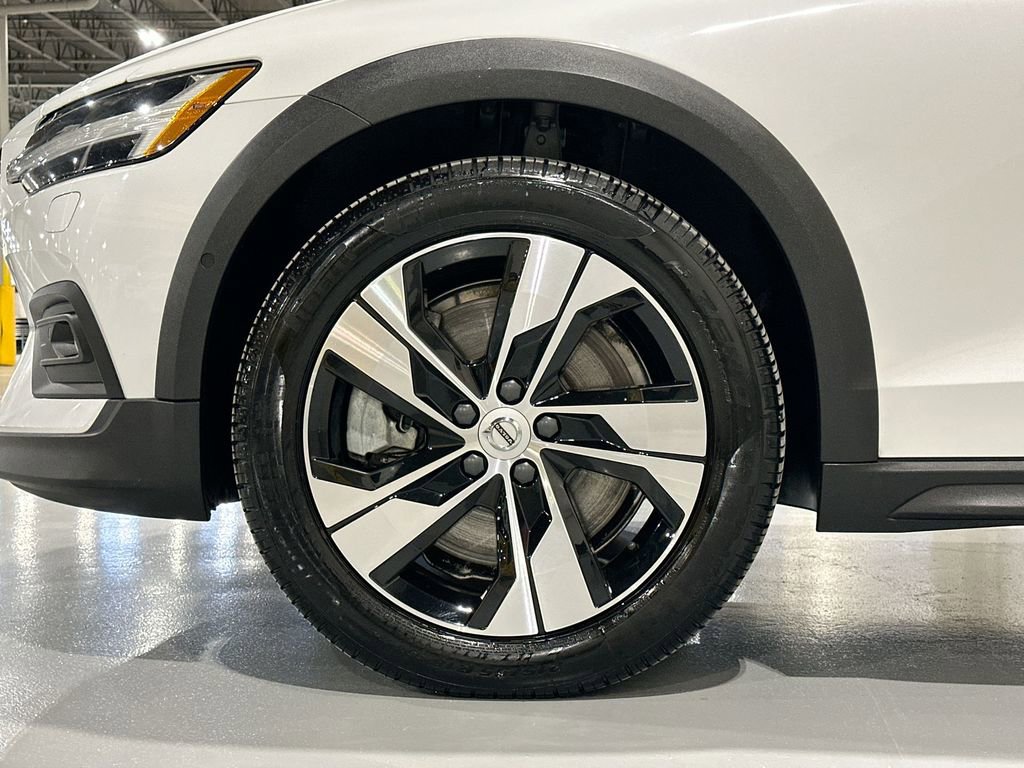 Used 2022 Volvo V60 T5 Cross Country image 5