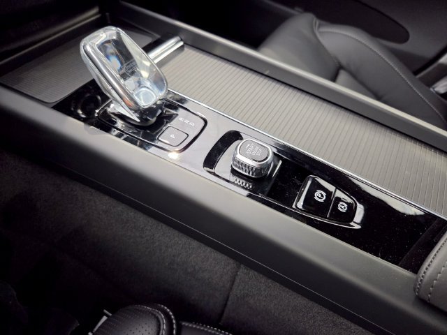 New 2026 Volvo XC60 B5 Ultra w/ Protection Package Premier AWD/4WD image 18