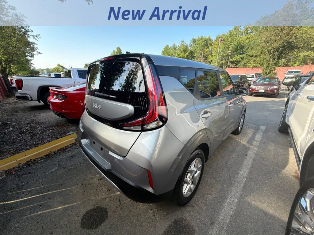 Used 2025 Kia Soul LX w/ LX Technology Package FWD image 8