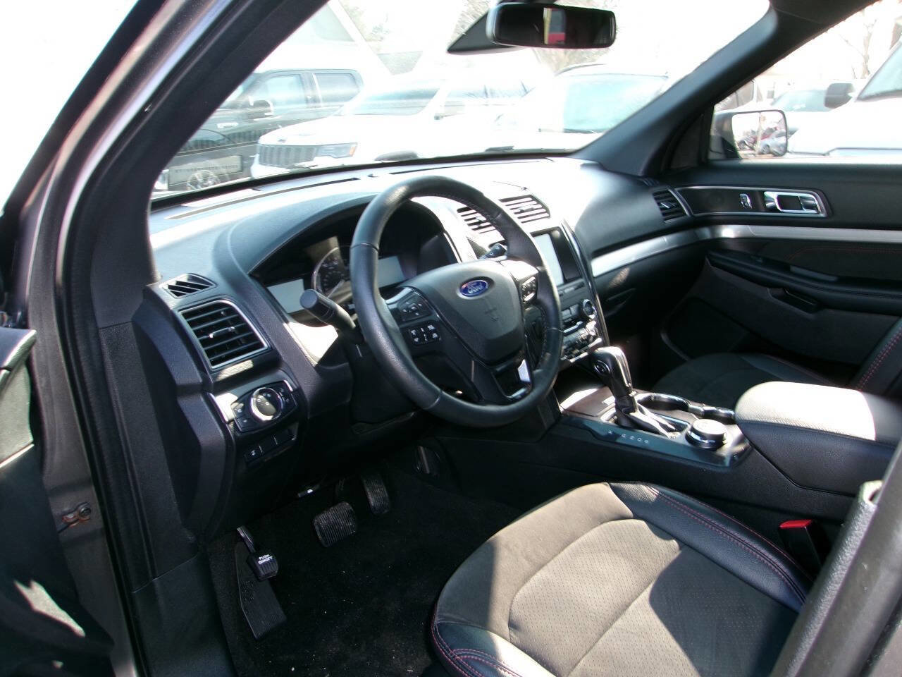 Used 2019 Ford Explorer XLT w/ Equipment Group 202A image 5