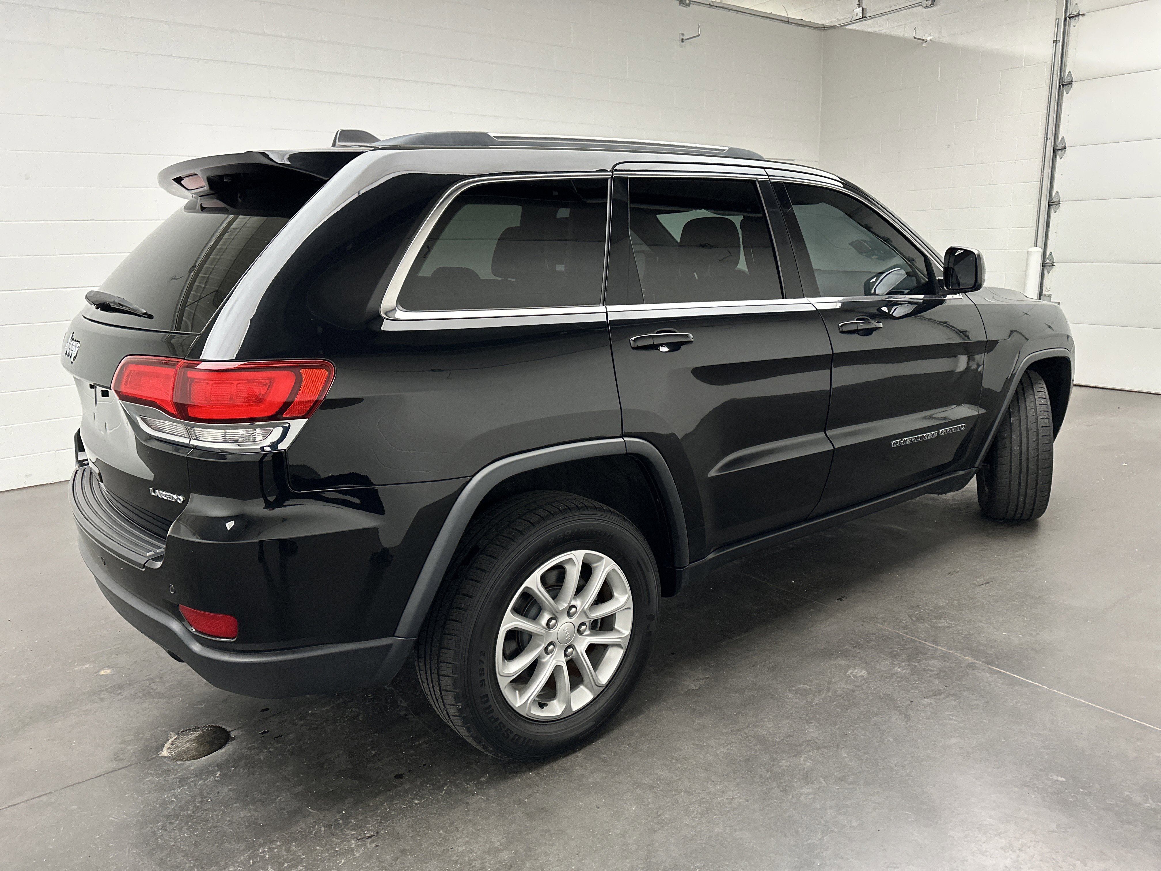 Used 2021 Jeep Grand Cherokee Laredo image 9