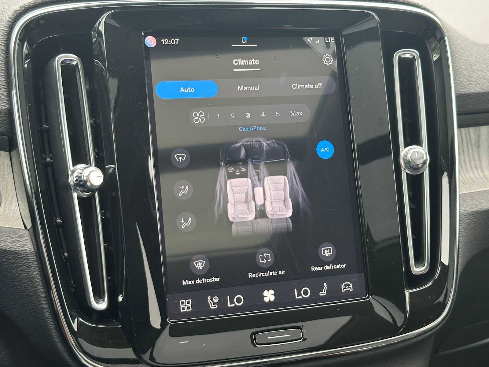 Used 2025 Volvo XC40 B5 Core w/ Protection Package Premier AWD/4WD image 28