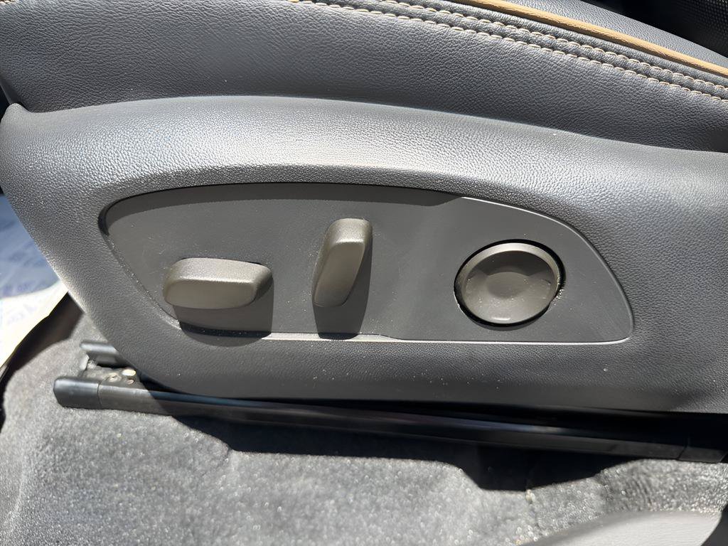 Used 2025 Chevrolet Traverse High Country FWD image 12