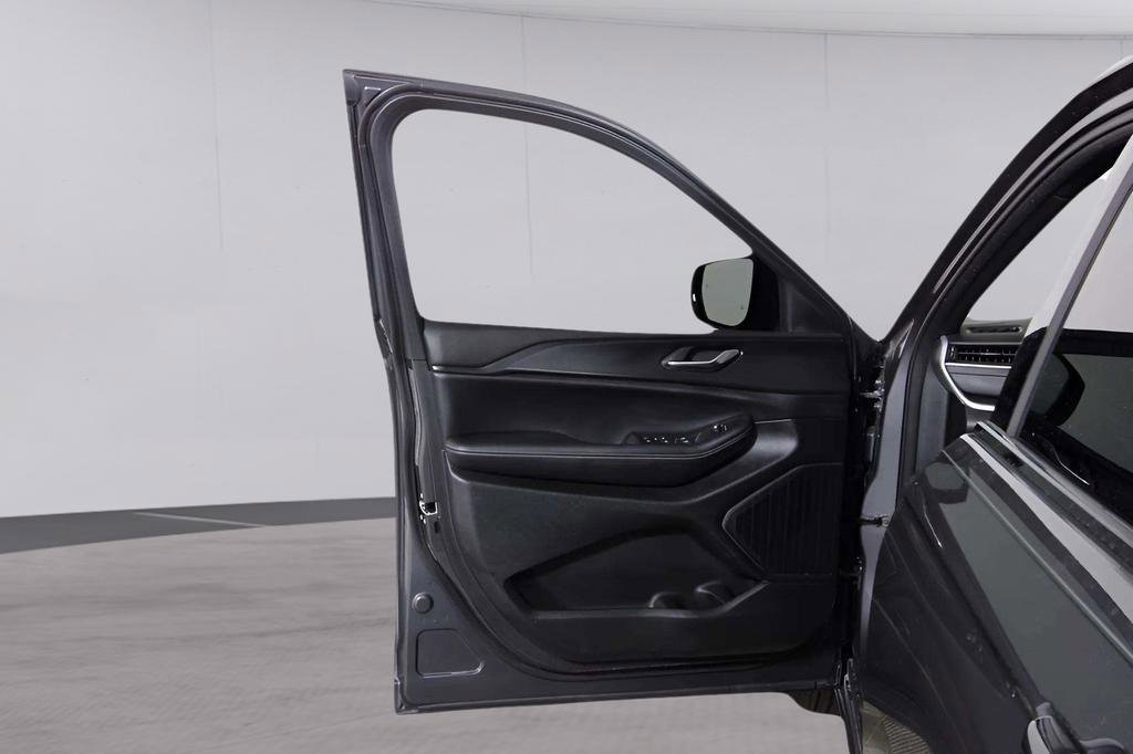 Used 2024 Jeep Grand Cherokee Altitude image 41