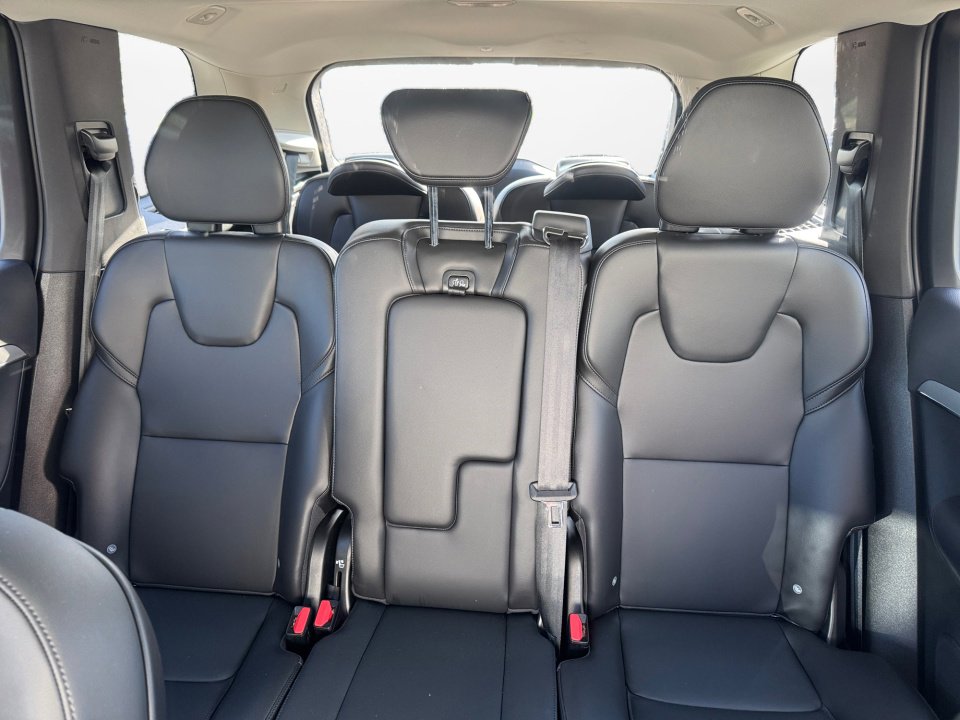 Used 2025 Volvo XC90 B5 Core image 12