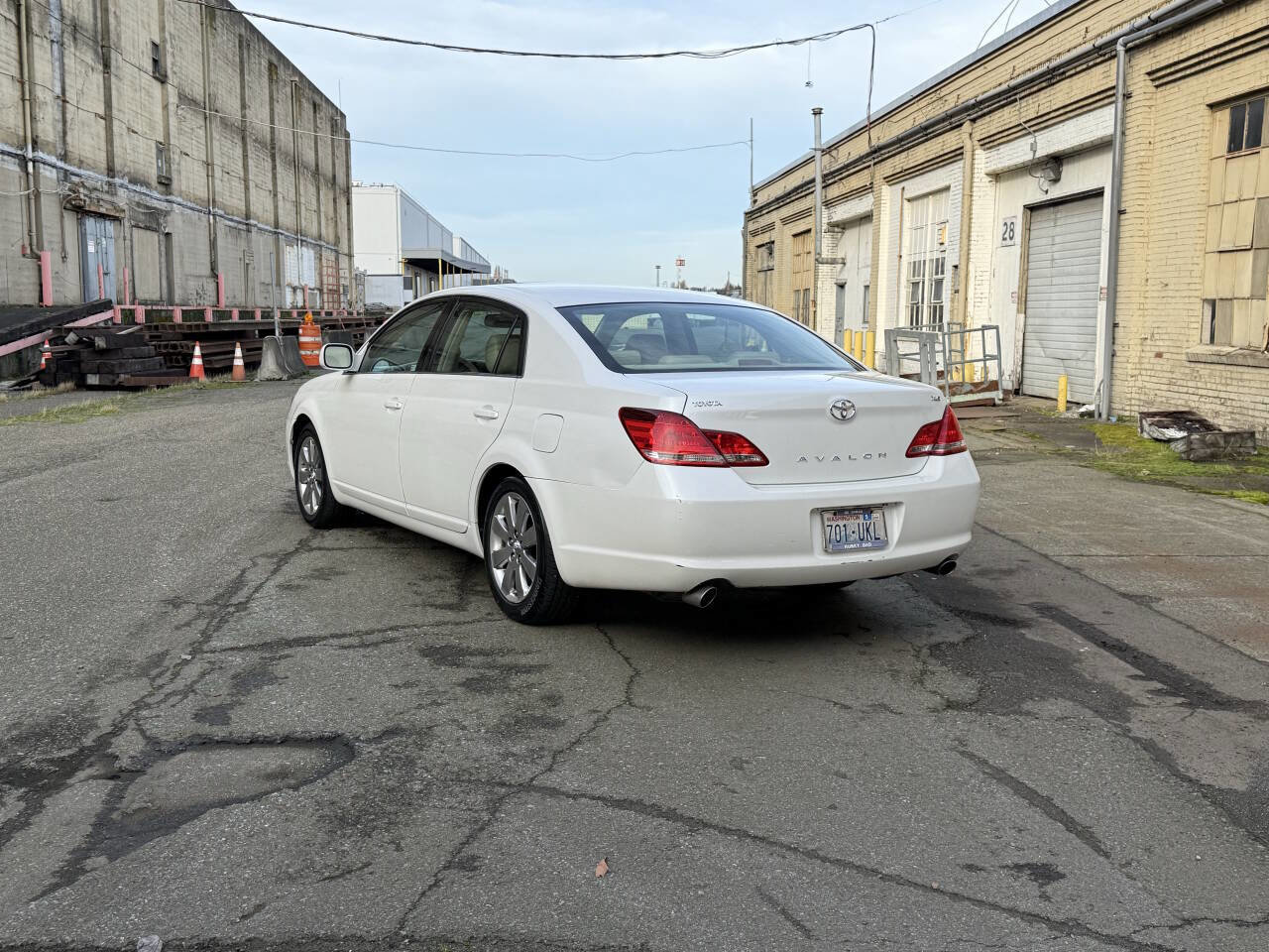 Used 2005 Toyota Avalon XLS image 6