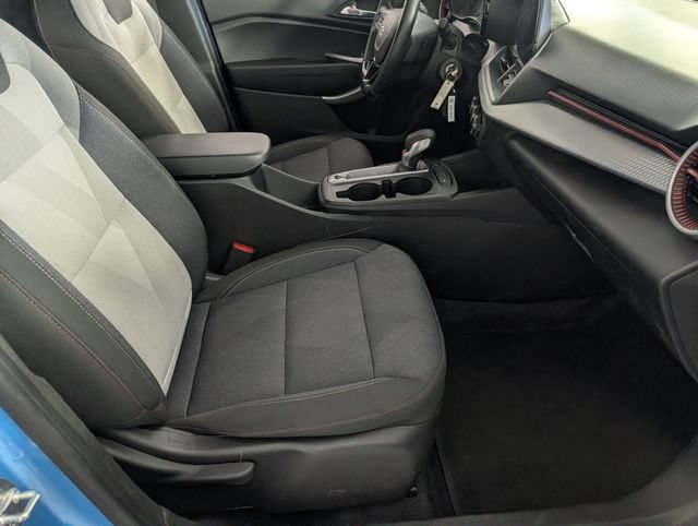 Used 2025 Chevrolet Trax RS FWD image 28