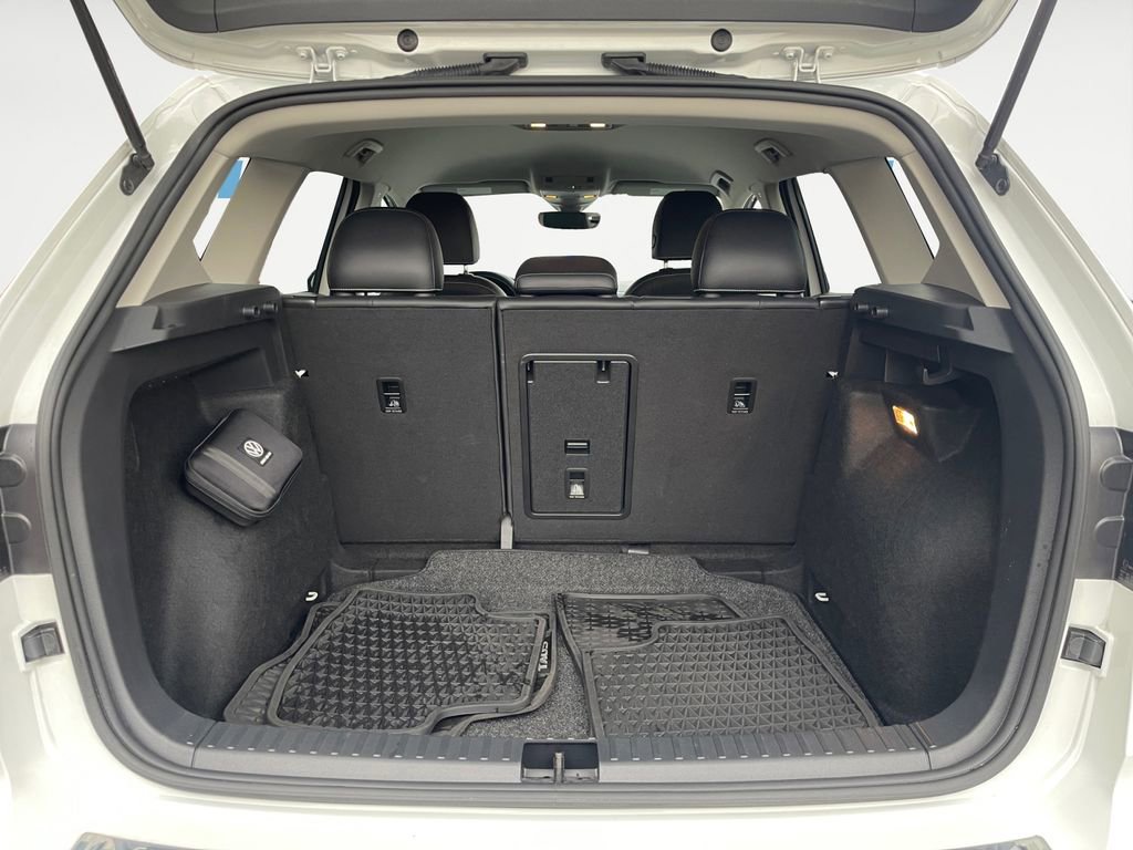 Used 2023 Volkswagen Taos SE w/ Black Wheel Package image 17