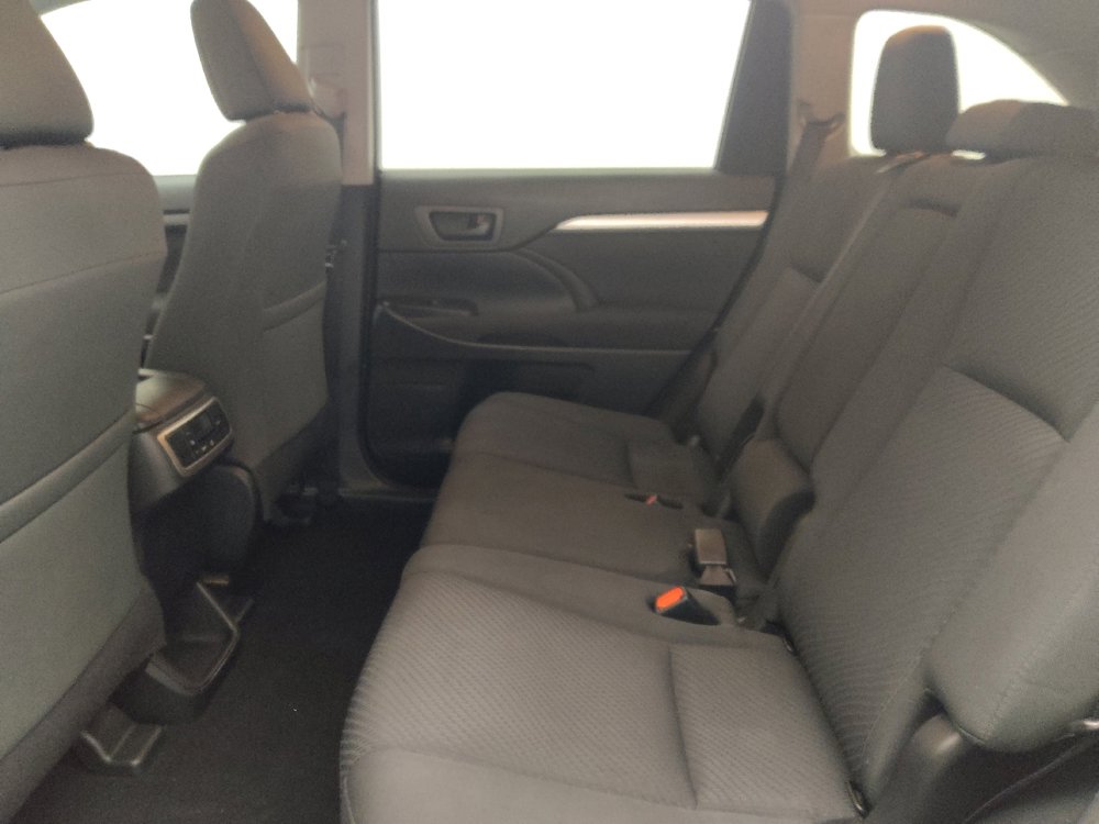 Used 2019 Toyota Highlander LE FWD image 18