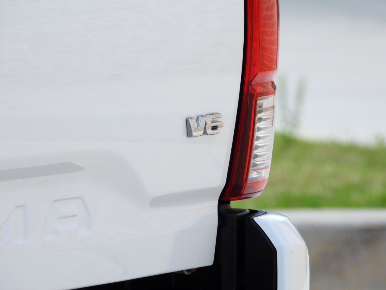 Used 2022 Toyota Tacoma SR5 w/ Technology Package RWD image 19