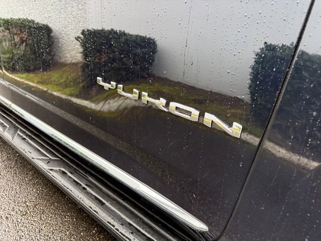 Used 2024 GMC Yukon SLT image 6