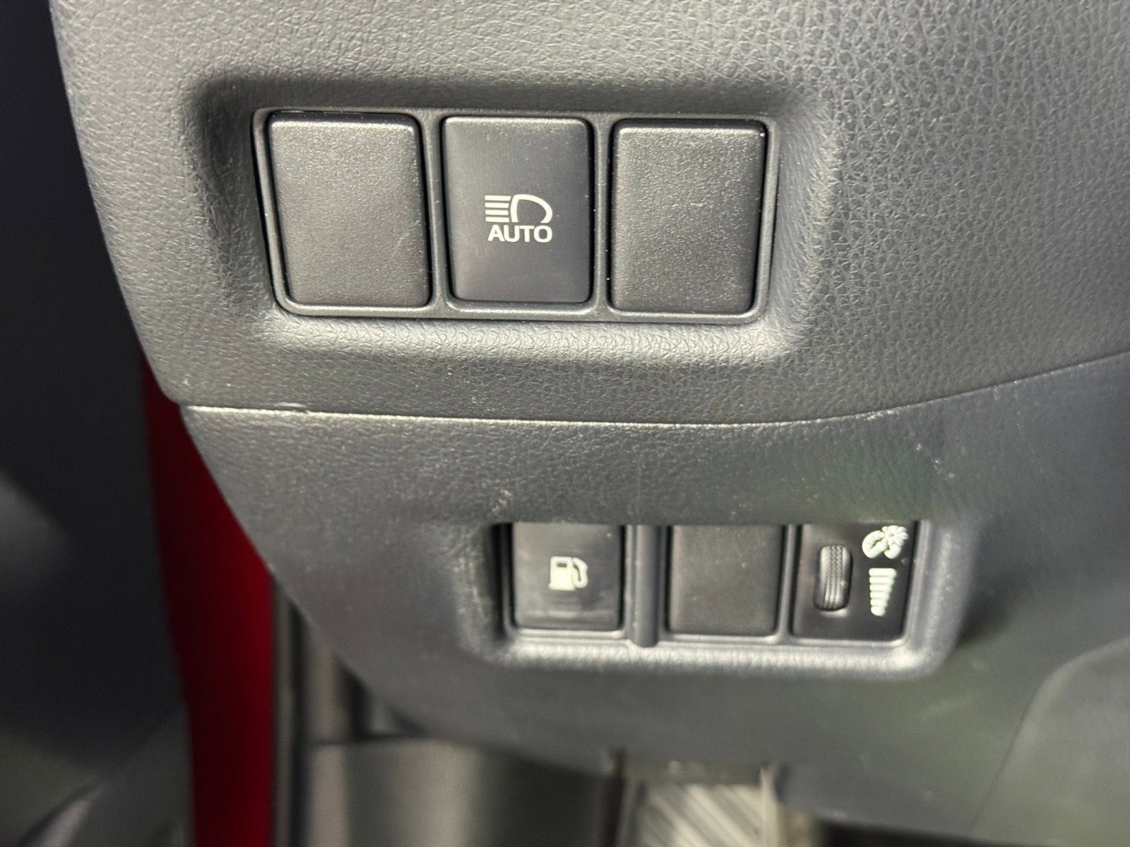 Used 2020 Toyota C-HR XLE image 16