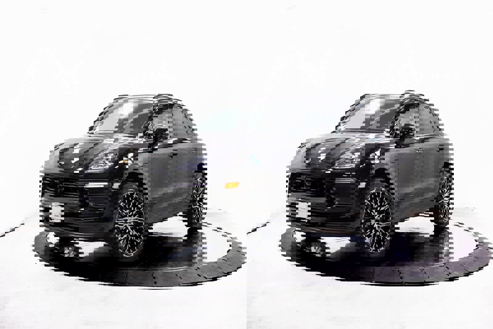 Certified 2025 Porsche Macan video 1