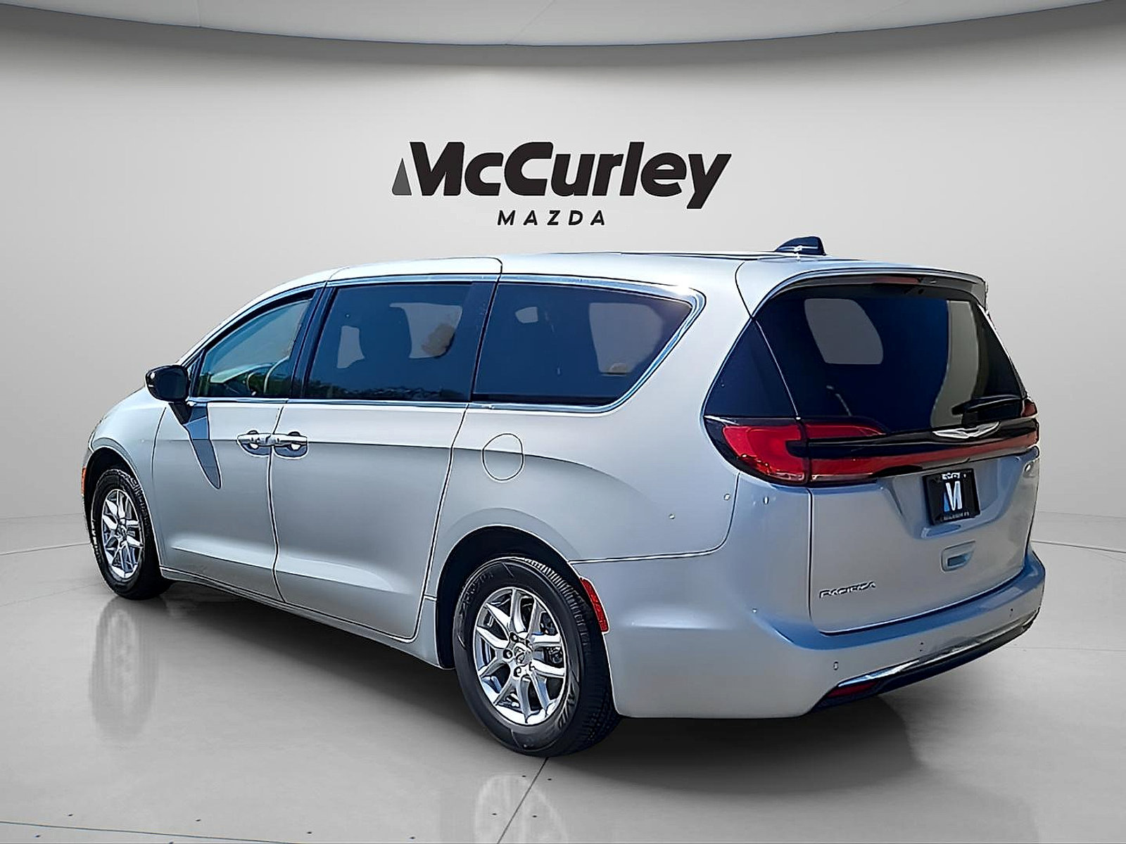 Used 2024 Chrysler Pacifica Touring-L FWD image 5
