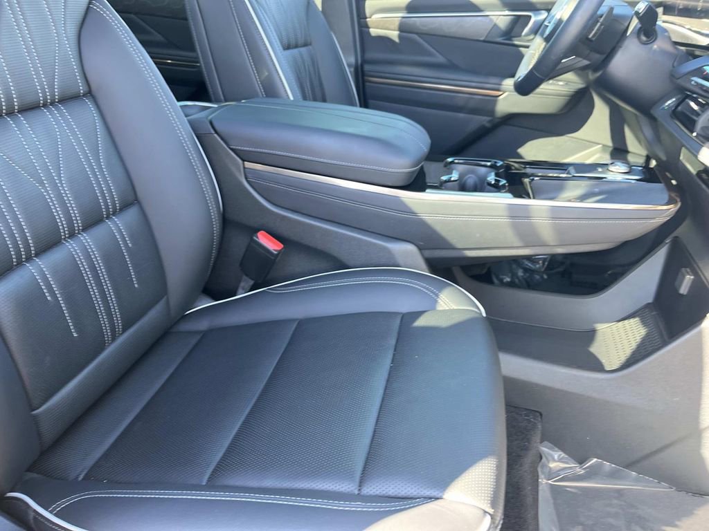 Used 2025 Buick Enclave Avenir w/ Trailering Package, 5000 lbs. image 23