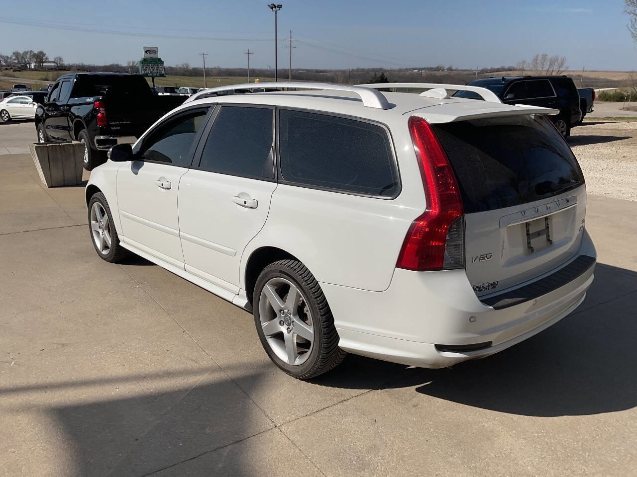 Used 2010 Volvo V50 T5 R-Design image 7