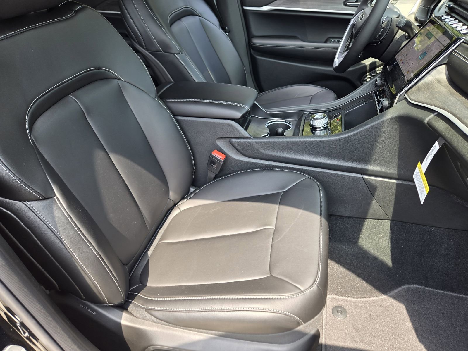 New 2025 Jeep Grand Cherokee Limited w/ Black Appearance Package image 13